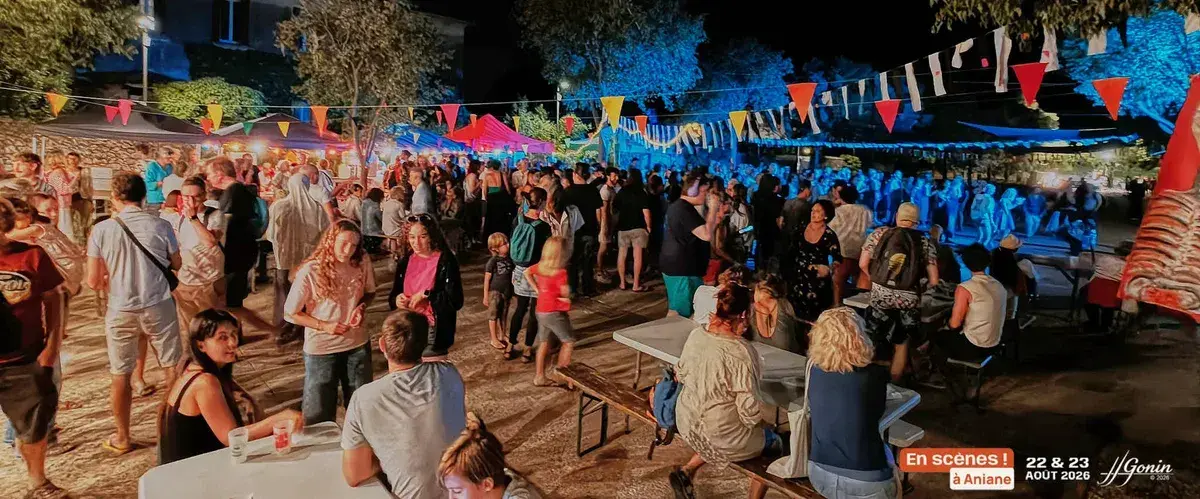 Foule réunie place Étienne-Sanier lors du festival En Scènes ! 2026 à Aniane