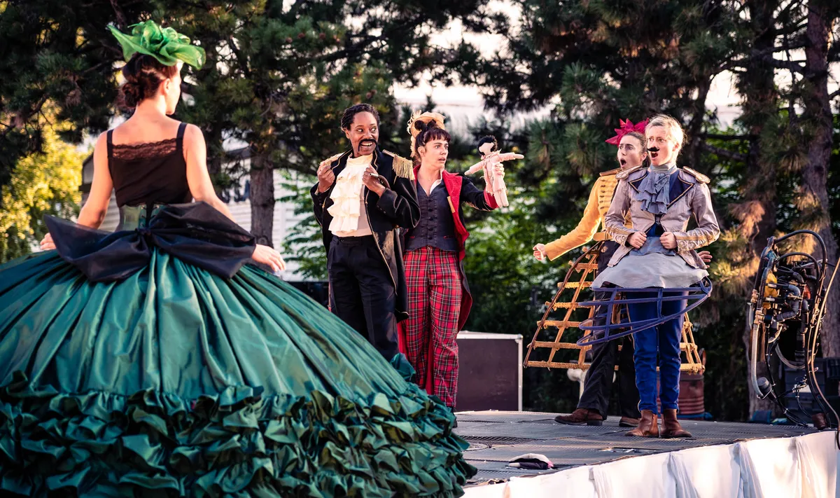 Burning Scarlett — scène de théâtre de rue, Cie Tout en Vrac, photo Yassine Lemonnier