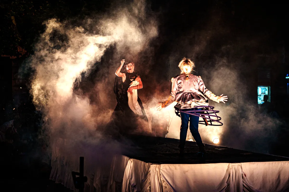 Burning Scarlett — comédiennes en costume, adaptation Autant en emporte le vent