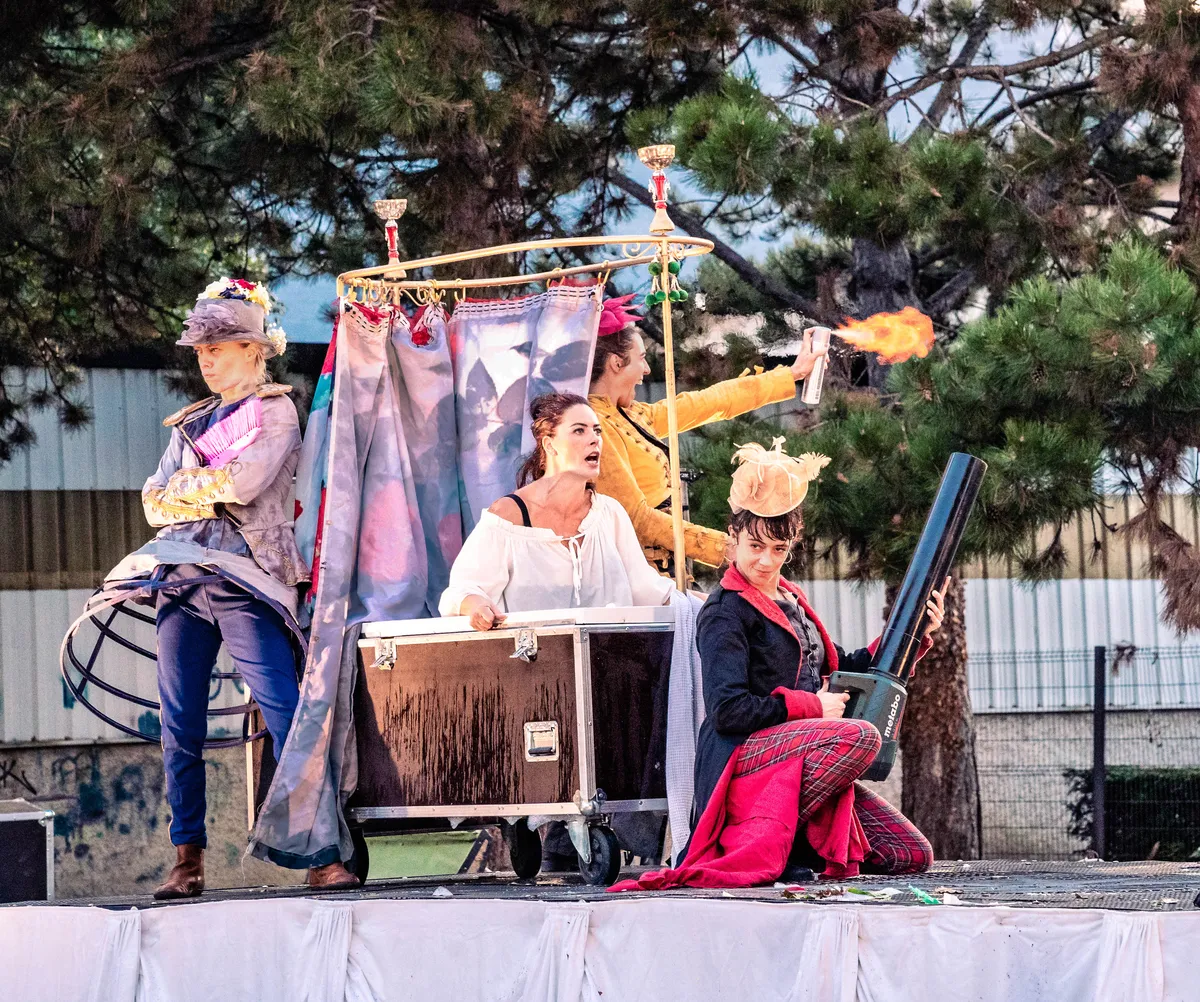 Burning Scarlett — spectacle de rue bifrontal, Cie Tout en Vrac