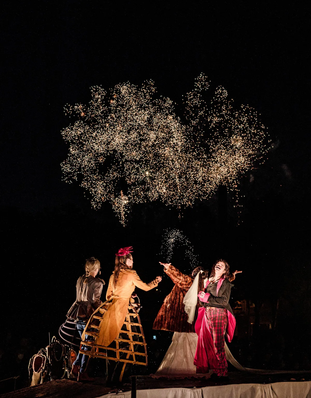 Burning Scarlett — spectacle de théâtre de rue par la Cie Tout en Vrac au festival En Scènes ! à Aniane