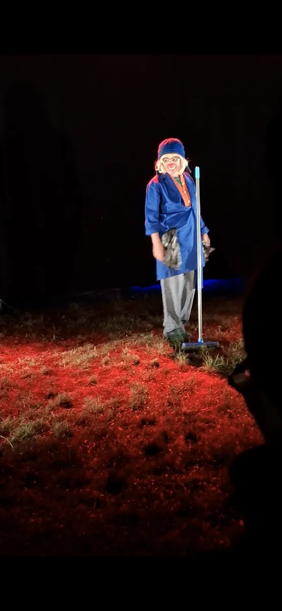 Véronique Gerbier — numéro clownesque « Ça t'irait tellement beaucoup mieux », festival En Scènes ! à Aniane
