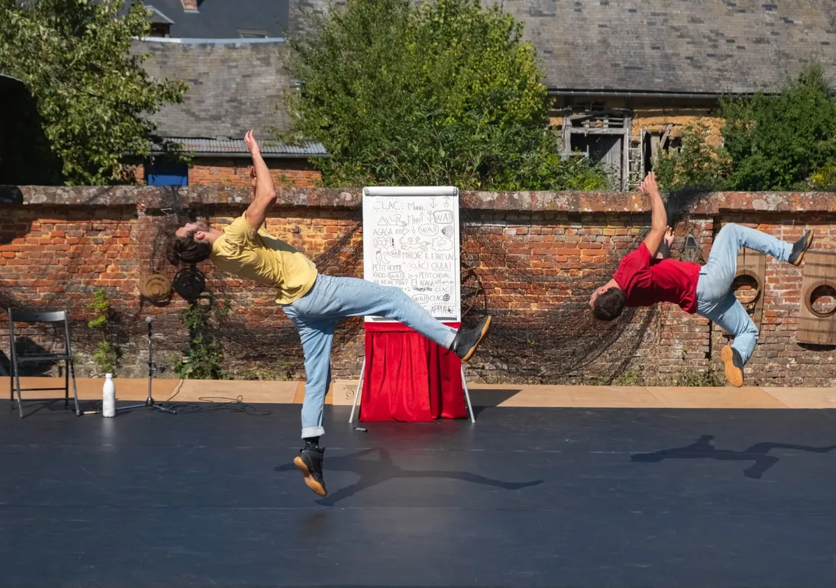 Tu comprendras plus tard — cirque acrobatique et absurde par la Cie Sans blague, Sonny Bettoli et Yann Pere Dit Graciotte, au festival En Scènes ! à Aniane